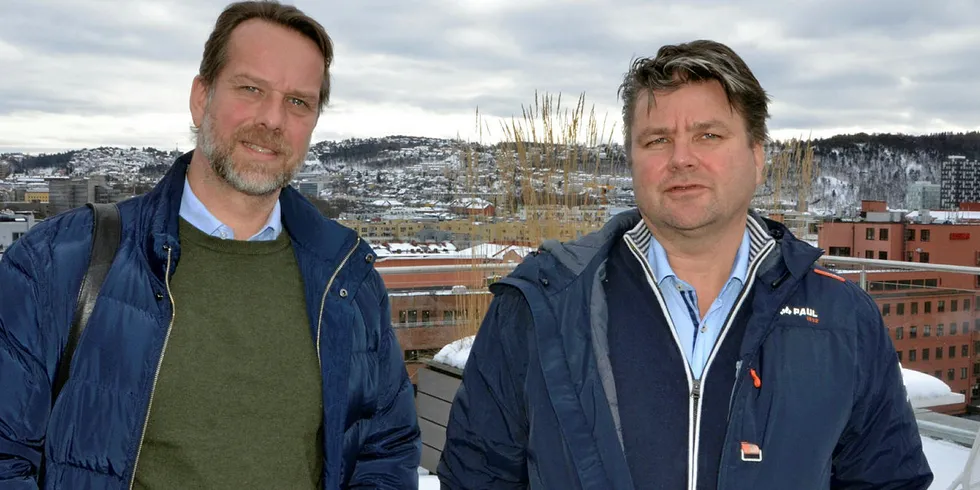 Fornøyd: Kraft 1 stevnet Kjøraas Bil for tingretten. Der kom imidlertid partene til enighet, hvilket innehaver Peer Firing-Hansen (th) og hans advokat Anders Hauger, var fornøyd med.