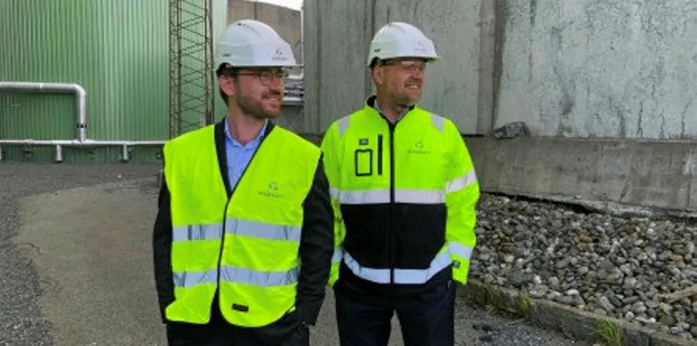 Klima- og miljøminister Sveinung Rotevatn og Biokrafts adm.dir. Håvard Wollan på Biokrafts anlegg på Skogn.