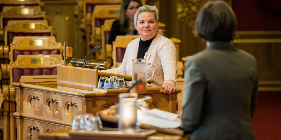 Silje Hjemdal (Frp) er kritisk til den lange saksbehandlingstiden i Elklagenemnda. Her fra en tidligere spørretime med nettopp forbrukerminister Kjersti Toppe (Sp, ryggen til).
