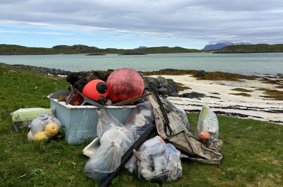 Strandrydding på Musvær.