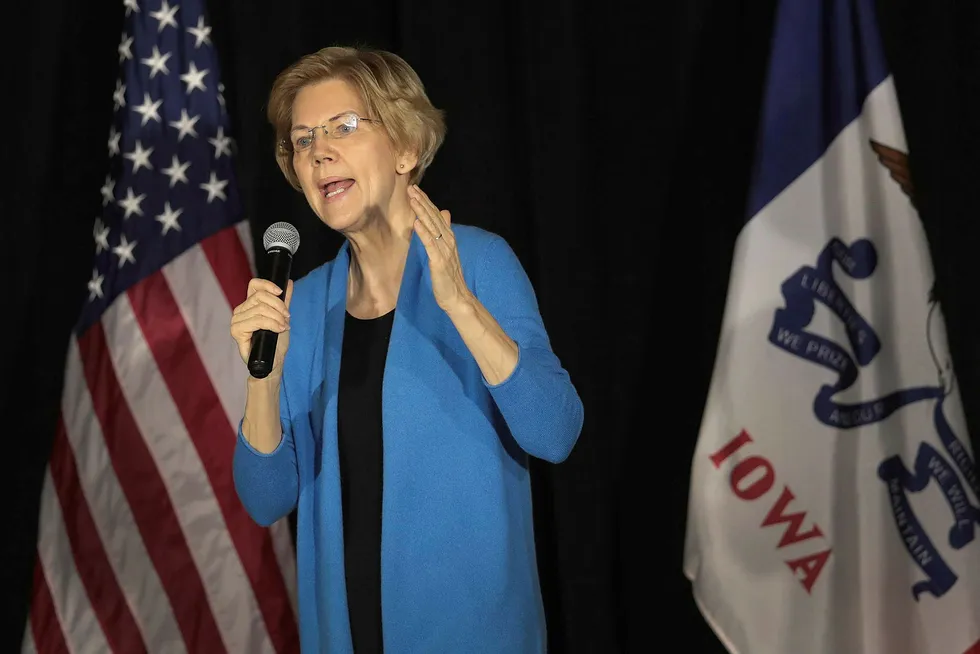 Demokraten Elizabeth Warren anla en krass tone overfor president Donald Trump da hun talte på et velgermøte i delstaten Iowa søndag.