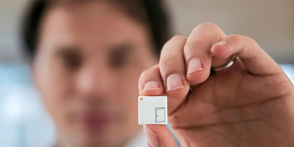 FRIMERKE: Sensorene til Disruptive Technologies er på størrelse med frimerker og brukes blant annet av nettselskaper til å finne feil i strømnettet.