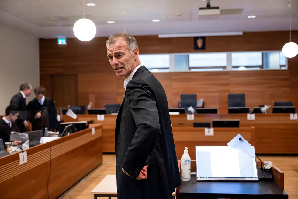 – Det jeg reagerer på, er jo at jeg ble frikjent i tingretten og Økokrim valgte selv å ikke anke den dommen. Da mener jeg at jeg skal forvente å bli behandlet som et ordinært vitne, og ikke bli anklaget indirekte, sier avdelingsleder i Pareto, Petter Dragesund, som vitnet i Borgarting lagmannsrett tirsdag og onsdag. På venstre side skimtes deler av Økokrims team i saken.