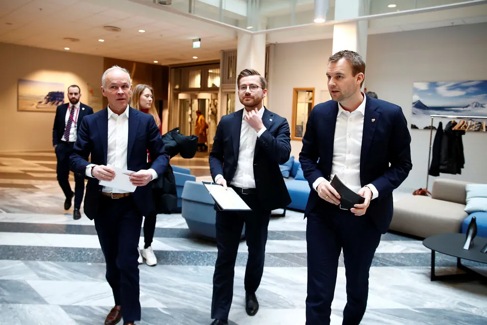 Finansminister Jan Tore Sanner (H) (f.v), klima- og miljøminister Sveinung Rotevatn (V) og barne- og familieminister Kjell Ingolf Ropstad (KrF) før en pressekonferanse om Norges forsterkede klimamål for 2030.