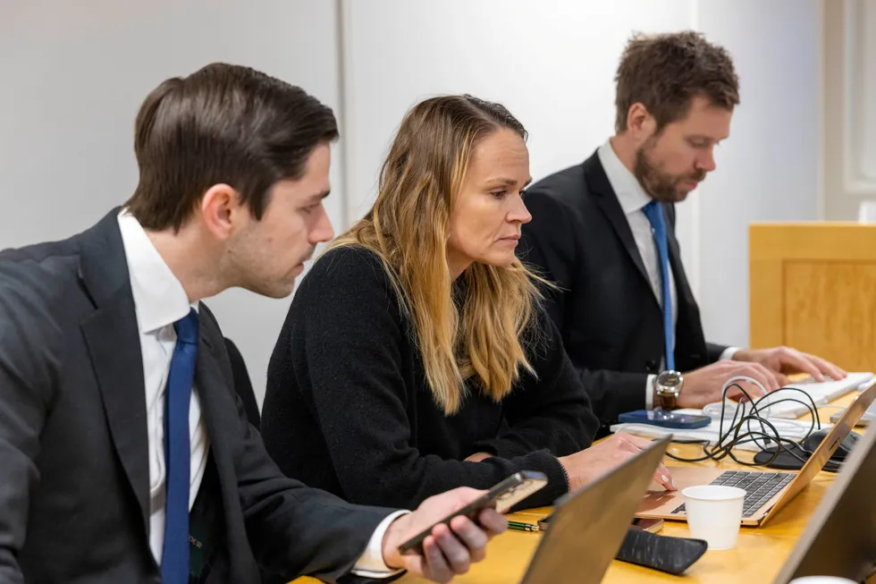 Det estiske selskapet Omni Matrix og toppsjef Kaari Nairismägi (i midten) i retten, representert ved Andreas Ihle (til venstre) og Peter Hallsteinsen fra advokatfirmaet CMS Kluge.