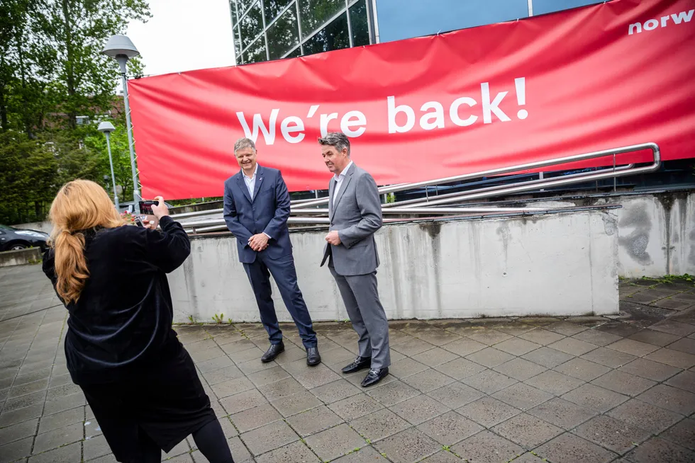 Konsernsjef Jacob Schram (til venstre) og finansdirektør Geir Karlsen i Norwegian feiret denne uken at selskapet er reddet.