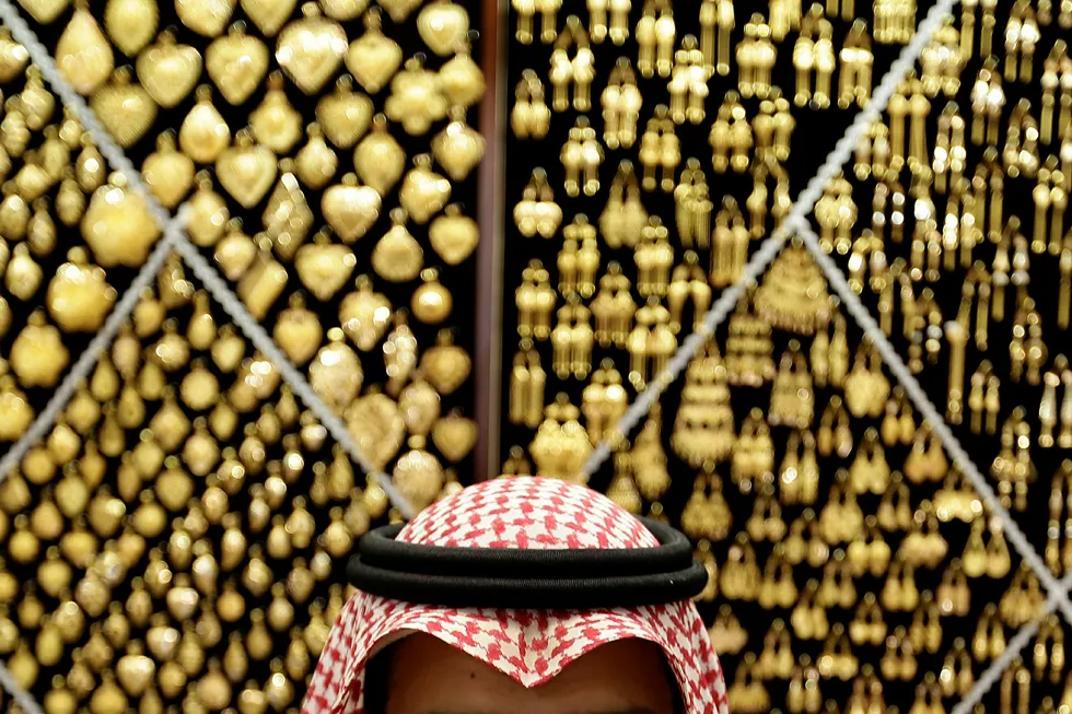 De ti prosent rikeste i Midtøsten mottar omtrent 64 prosent av inntektene. Til sammenligning er tallene litt under 40 i Europa, 47 prosent i USA og 55 prosent i Brasil. På bildet en gullselger i Mekka i Saudi-Arabia.