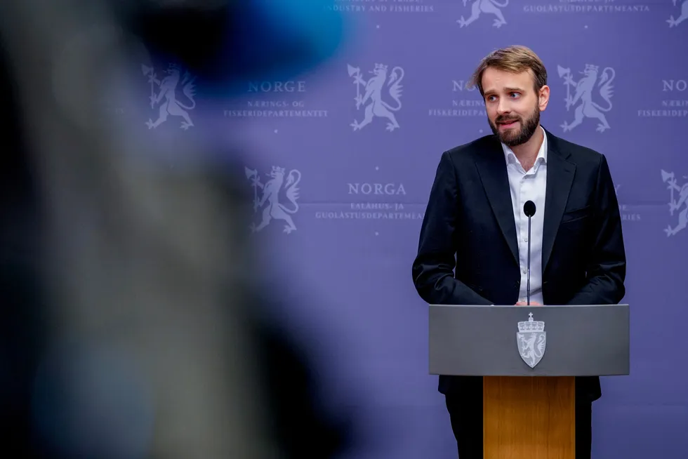 Næringsminister Jan Christian Vestre har varslet en studie for å se hvor pengene i verdikjeden for mat blir av.