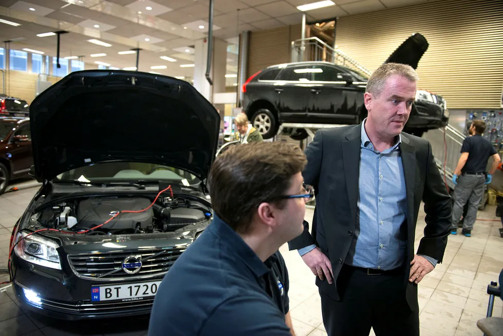 Administrerende direktør i Bilia Frode Hebnes (th) mener innføringen av personlige serviceteknikere gjør bilforhandlerne bedre likt. Her sammen med tekniker Morgan Eriksson hos Bilia Fornebu. Foto: Per Ståle Bugjerde