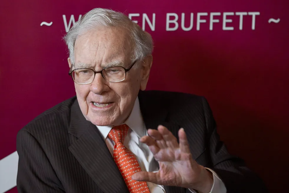 Warren Buffett (94) er styreleder og administrerende direktør i Berkshire Hathaway, verdens 9. mest verdifulle børsnoterte selskap.