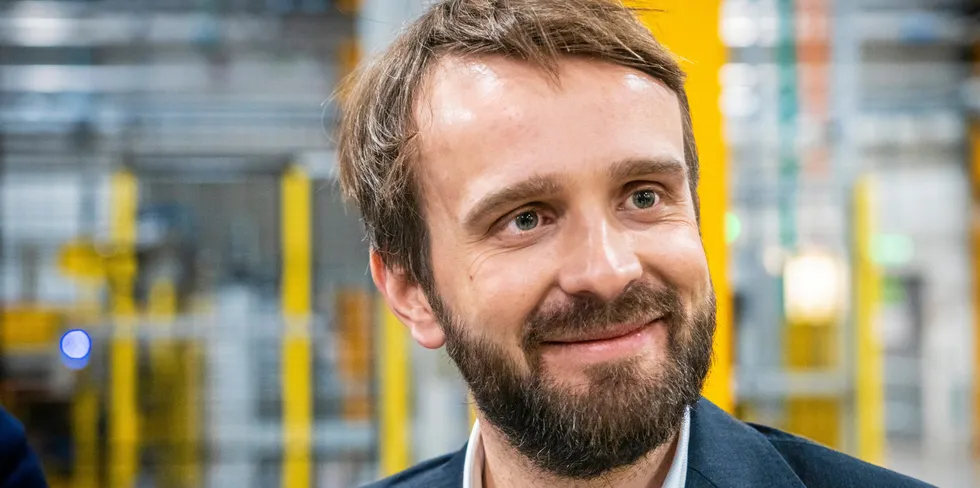 Næringsminister Jan Christian Vestre sier at det ikke er aktuelt å vurdere andre tiltak enn fastprisordningen for bedriftene.
