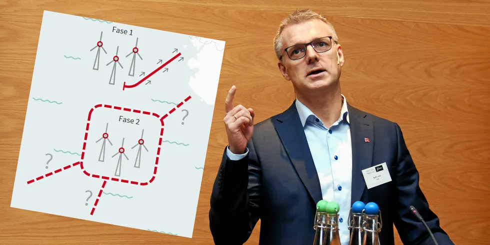 NVE-sjef Kjetil Lund la mandag denne uken frem utredningen om hvordan ulike nettløsninger påvirker prisene i Norge. Datagrunnlaget viser at forskjellene kan utgjøre drøyt fire milliarder kroner i året. Bransjen tjener på en hybridløsning, mens kundene taper tilsvarende.