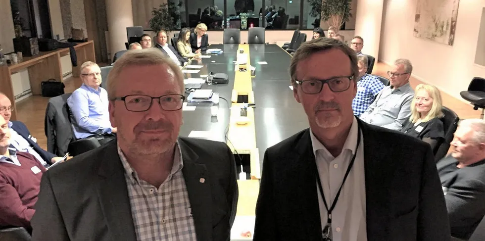 Forhandlingslederne Bjørn Fornes fra EL og IT Forbundet (t.v.) og Ståle Borgersen fra Energi Norge er hos Riksmekleren for å bli enige om årets hovedoppgjør, som kalles for Energioverenskomsten. Fristen for meklingen er satt til midnatt natt til lørdag 3. september, og det viktigste forhandlingspunktet er reisetidsbestemmelser. Bildet er fra forhandlingene i 2016.