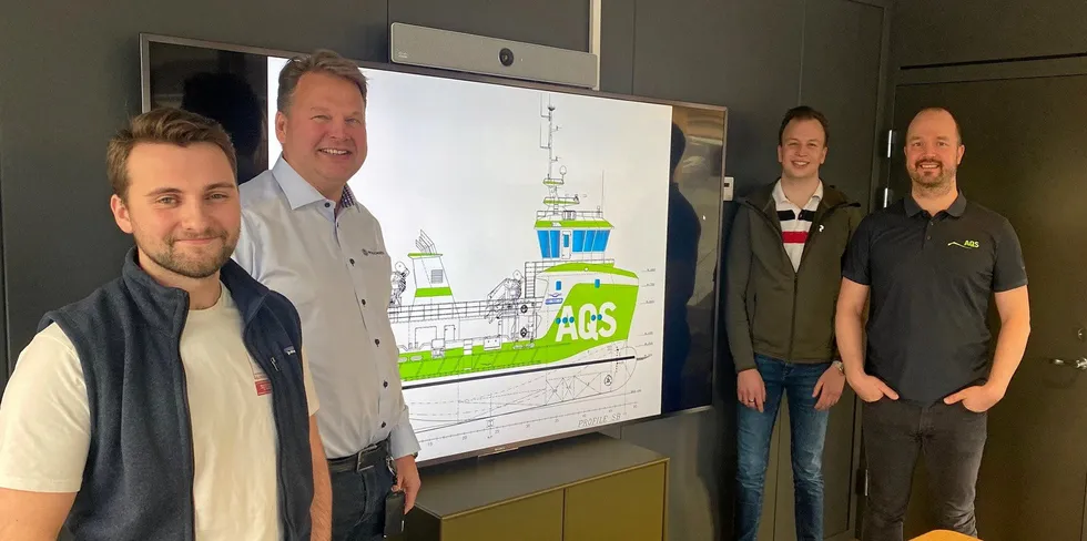 AQS og Moen Marin har signert en avtale verdt 350 millioner kroner. F.v. Viktor Finseth og Terje Andreassen fra Moen Marin, og Kim Aakervik og Kristian Hjertvik i AQS.