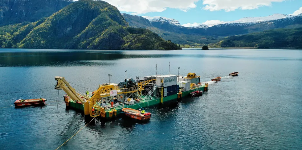 NSL startet prøvedrift i oktober i fjor. Kabelen driftes fremdeles på omtrent halvparten av den totale kapasiteten, som er på 1400 MW. Det vil si at kabelen kan flytte 33,6 GWh per dag.
