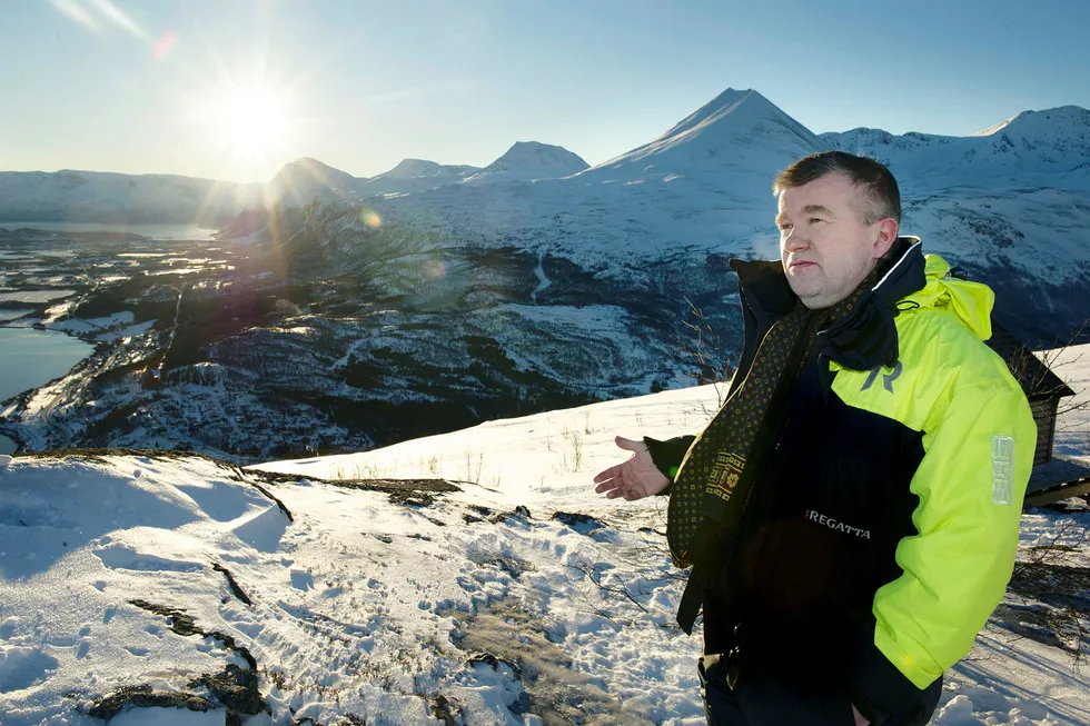 Ordfører Dan-Håvard Johnsen i Lyngen kommune vil legge ned Opplysningsvesenets fond, som eier «halve sentrum» av kommunesenteret Lyngseidet nede i dalen. Foto: Ingun A. Mæhlum