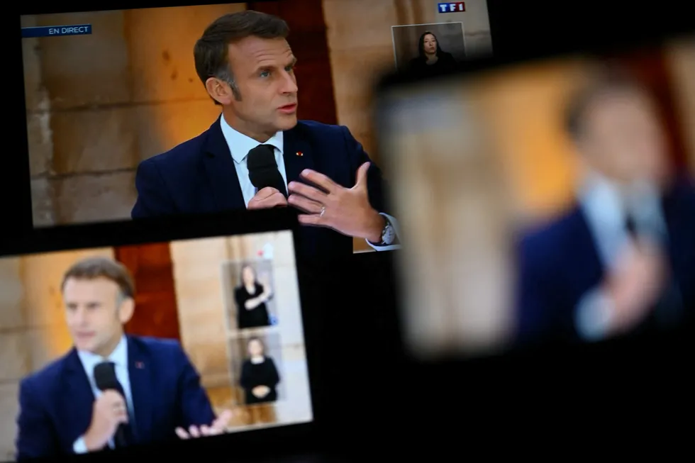 President Emmanuel Macrons plan er svært risikabel. Hans eget parti risikerer å bli skviset, skriver Knut Anton Mork.