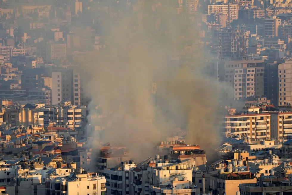 Tusenvis har forlatt hjemmene sine etter at Israels militære fredag kveld og natt til lørdag gjennomførte luftangrep mot Beirut.