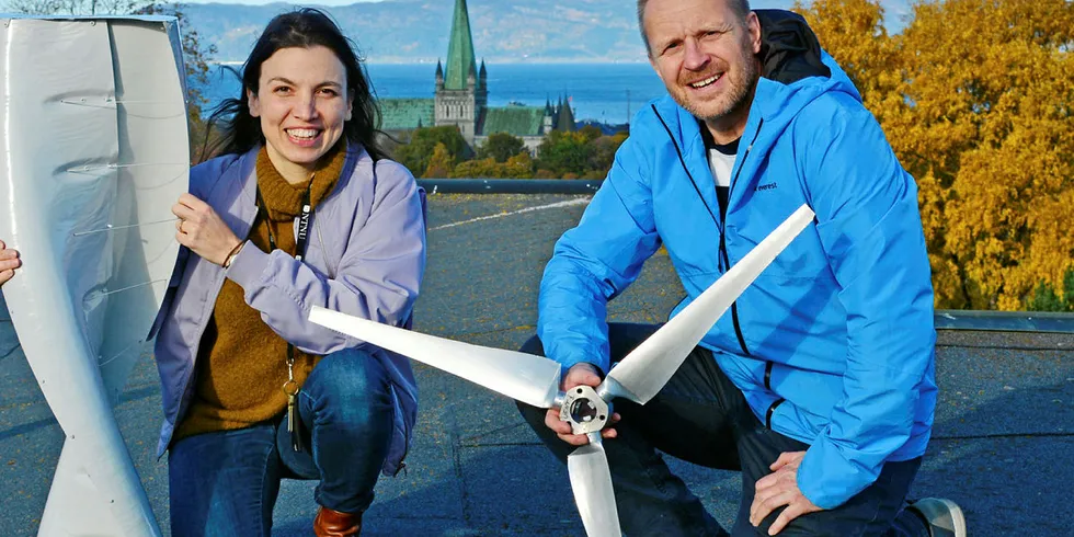 URBAN VIND: Tania Bracchi (NTNU) og Are Simonsen (Sintef) med deler av to vindturbiner som kan passe i urbane strøk, for eksempel på et tak på Gløshaugen campus i Trondheim. Tak kan være en gunstig plassering for vindturbiner, men ikke alltid.