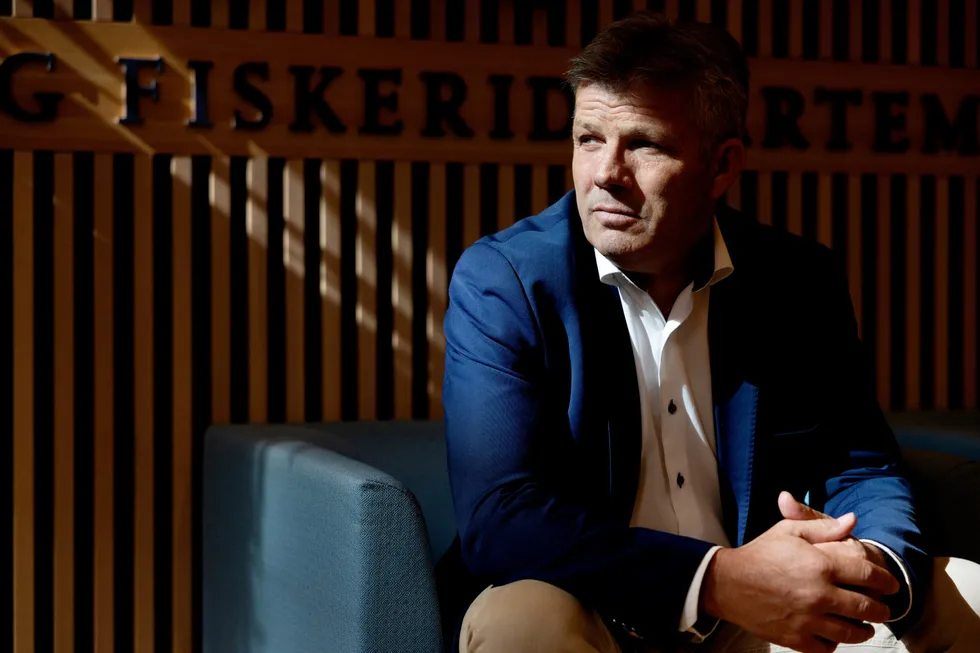 Fiskeri- og havminister Bjørnar Skjæran har sendt på høring et forslag om å kreve norske lønns- og arbeidsvilkår på skip i norske farvann og på norsk sokkel.