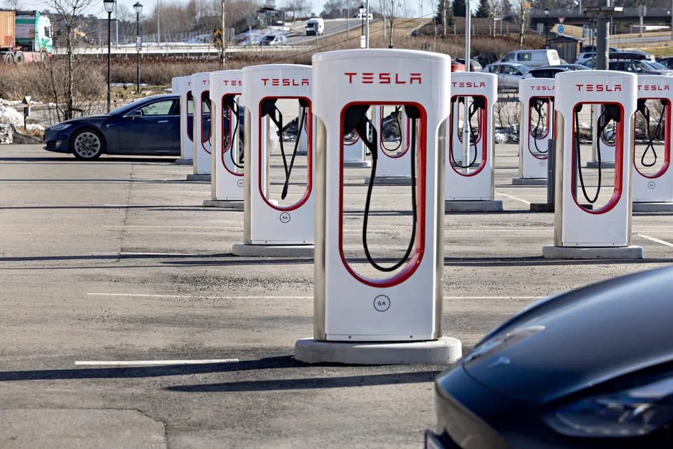 Teslas lynladeranlegg var ett av mange argumenter for at folk valgte elbil-merket, som her ved Inspira Science Center i Østfold. Nå hjelper ikke det på for å få en høy score på kundebarometeret.