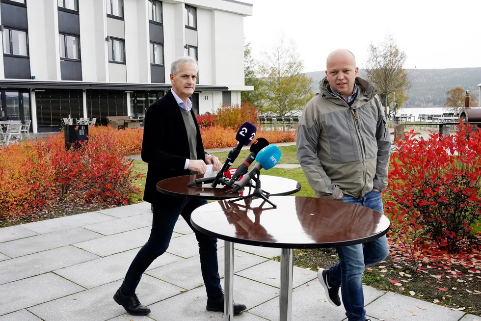 Jonas Gahr Støre og Trygve Slagsvold Vedum (til høyre) skal finne ut av det i Hurdal.