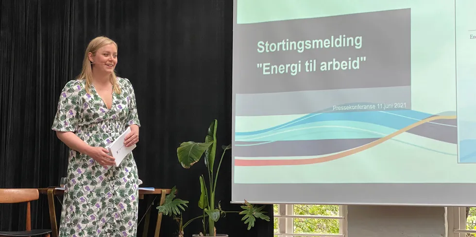 Olje- og energiminister Tina Bru hadde i forkant varslet at det i energimeldingen ville komme tiltak for raskere nettutbygging. Der var det lite å finne, og nå er det også lite nytt i svaret hun kommer med til Grung om styrking av kapasiteten i NVE.
