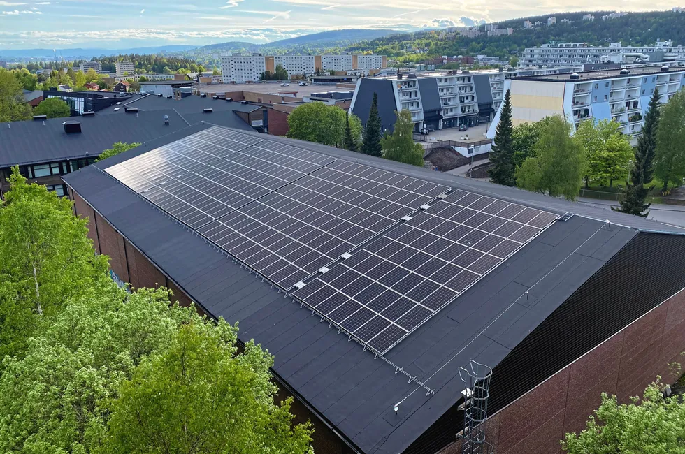 I ett år har lokale strømprodusenter hatt anledning til å dele strømmen med andre eiendommer på samme adresse. Oversikten fra Elhub viser at svært få bruker ordningen, men volumet er relativt høyt.