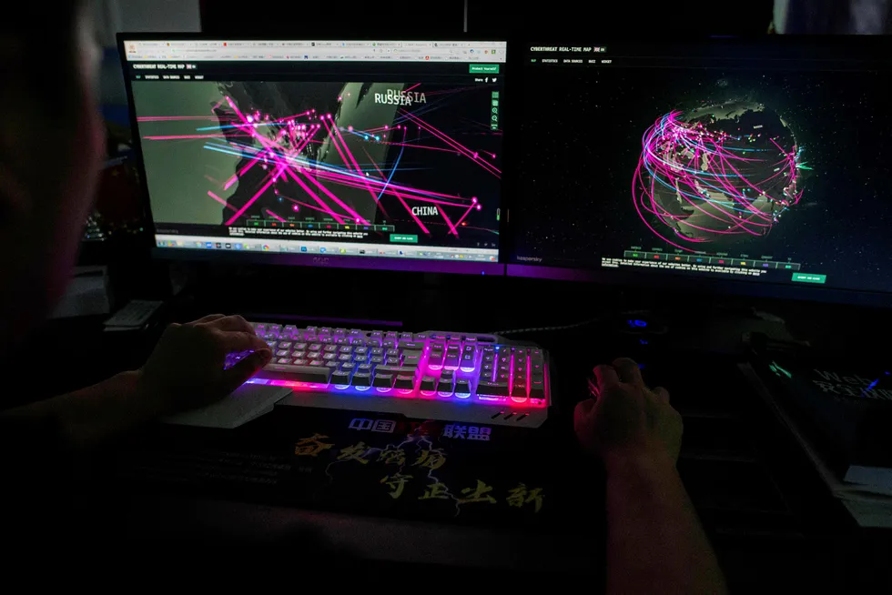 To hackergrupper har angrepet storselskaper over hele verden denne uken. Ved New Zealand-børsen er handelen stanset.