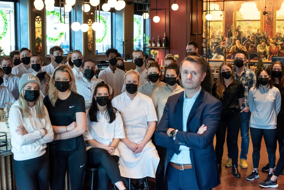 Ansatte ved Grand Café og administrerende direktør i Fursetgruppen, Gjøran Sæther.
