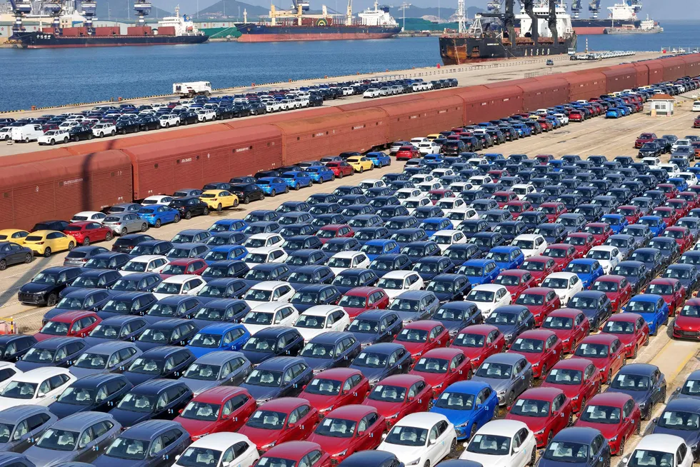 Eksport holder den økonomiske aktiviteten oppe i Kina. Her fra Yantai-havnen i Shandong-provinsen, hvor biler ventes på å bli eksportert.