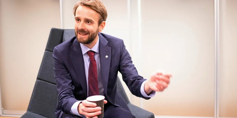 Nå har næringsminister Jan Christian Vestre fått det som han ønsker: Prisene på fastpriskontrakter faller.