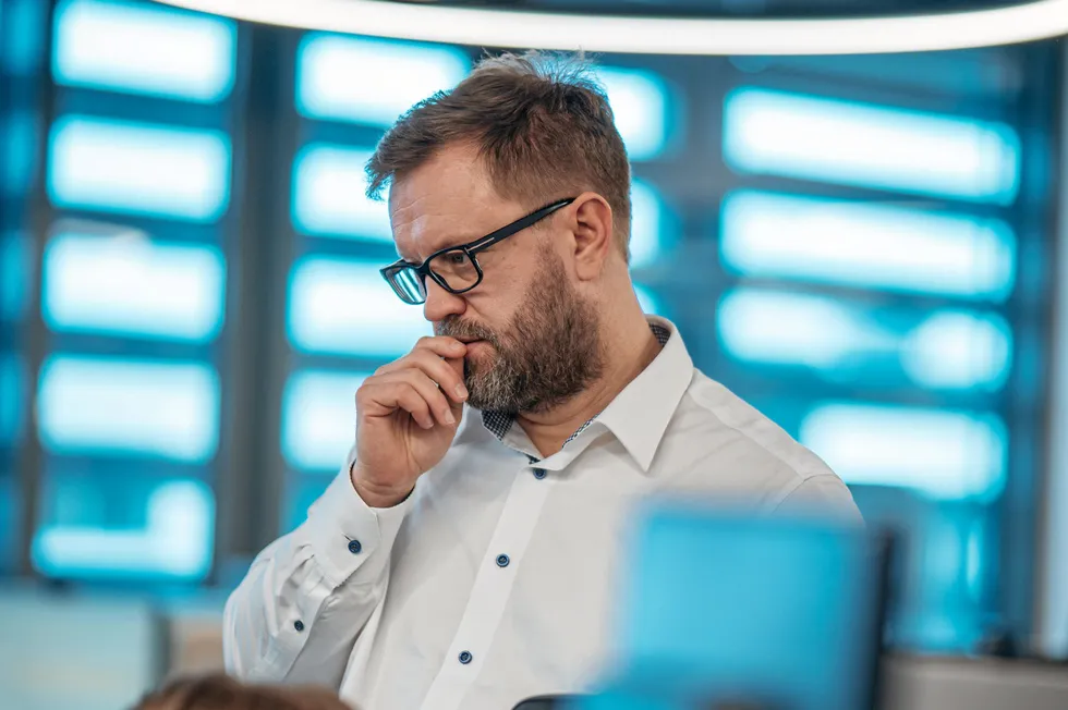 Gründer i Solcellespesialisten, Carl Christian Strømberg, mener politikerne må ordne opp i fallet i solmarkedet.