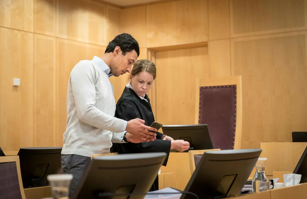 Aksjemegler Modesser Chaudhri (til venstre) har saksøkt Forum Securities for usaklig oppsigelse, og beskylder meglerhuset for alvorlige lovbrudd. Selv ble han politianmeldt for tyveri av forretningshemmeligheter. Her er han sammen med sin advokat Ida Solberg Henning da saken ble behandlet i Oslo tingrett denne uken. Foto: Gunnar Lier