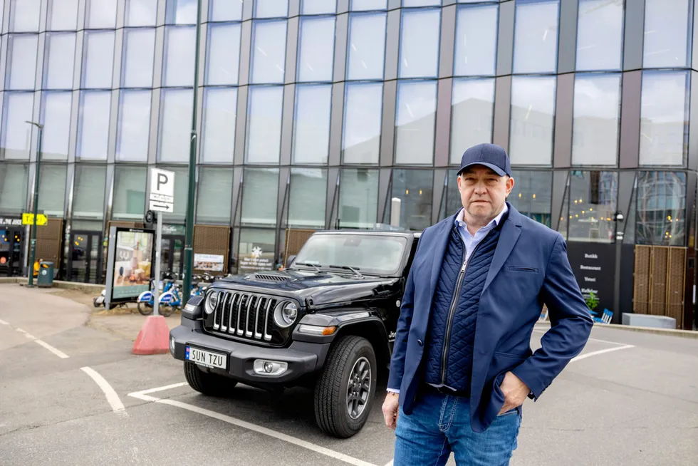 Investor Morten Klein foran sin Jeep Gladiator, med det personlige bilskiltet «Sun Tzu». Tzu var en kinesisk general som skal ha forfattet boken «Kunsten å krige» . – Jeg bruker lærdommene fra boken veldig bevisst hver dag, sier Klein, som har lest boken over 120 ganger.