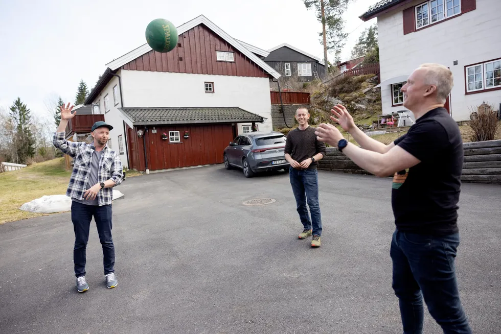 Brødrene Joakim (til venstre) og Aleksander Blomskøld og Bendik Gill Bakken vokste opp i hvert sitt Leca-hus i samme gaten i Lørenskog. Sammen har de grunnlagt regnskapsselskapet Fiken.