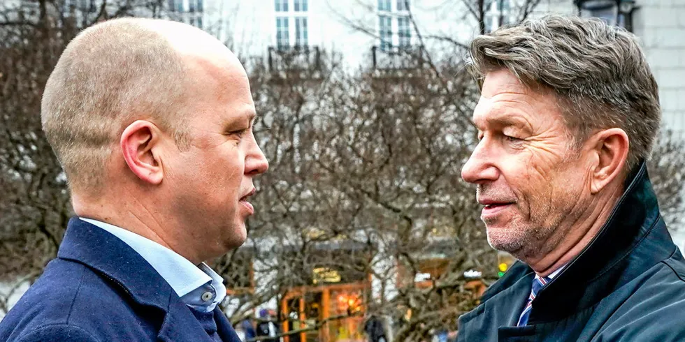 Bestillingen var klar. Olje- og energiminister Terje Aasland (til h) ville ha et transparent fastpristilbud fra kraftbransjen. Det får han ikke. Her er Aasland avbildet sammen med finansminister Trygve Slagsvold Vedum (til v).