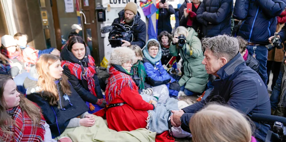 Olje- og energiminister Terje Aasland i samtale med demonstrantene tirsdag. Noe konstruktivt møte ble det ikke, statsråden fikk stort sett kjeft.