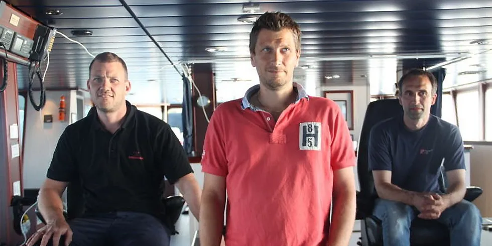 RINGREV: Bas Lars Anton Eidesvik (i midten) har vært om bord lengst av alle som jobber på «Brennholm». Jeg kan ikke tenke meg å søke meg over på en annen båt, sier Eidesvik. Her sammen med styrmann John Inge Olsen (t.v) og Sven-Arne Nilsen (t.h) som er Eidesviks fetter og skipper om bord.