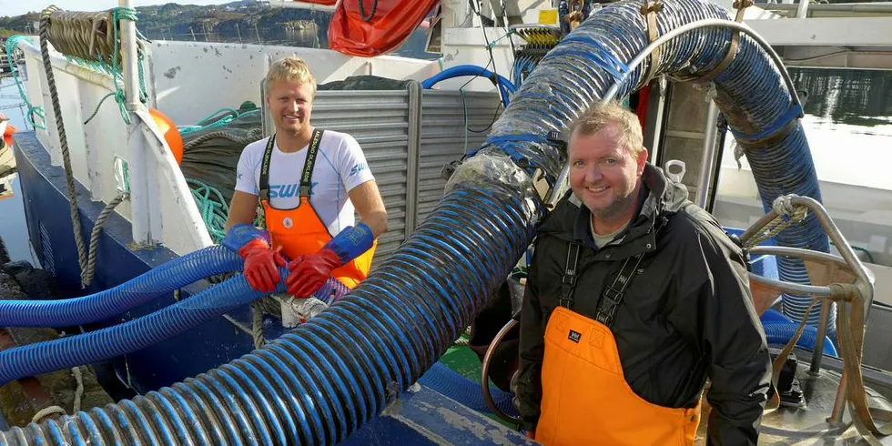 TI TONN: Fiskerne Agnar Steinsland og Yngve Bjorøy på «Bogaskjær» leverte ti tonn makrell i Porsvika ved Telavåg Fiskemottak.Foto: Ole Erik Klokeide