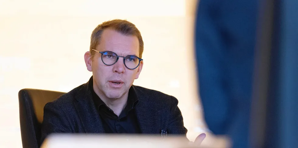 Steffen Syvertsen, konsernsjef i Å Energi, skal investere mellom 1 og 1,5 milliarder kroner i vannkraft hvert år de neste ti årene.