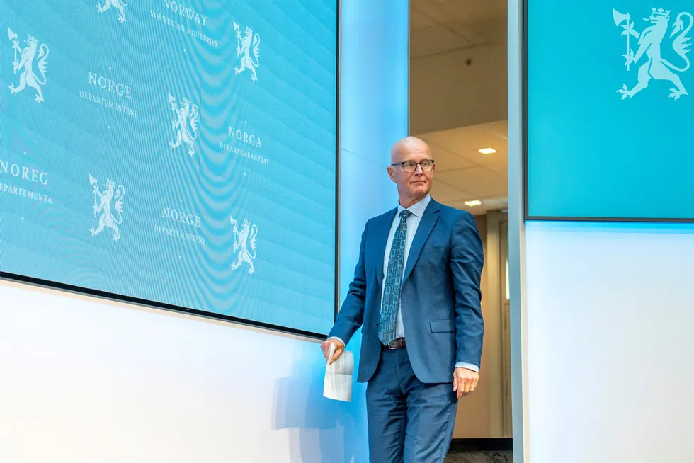 Helsedirektør Bjørn Guldvog varsler at han vil anbefale nye nasjonale koronatiltak.
