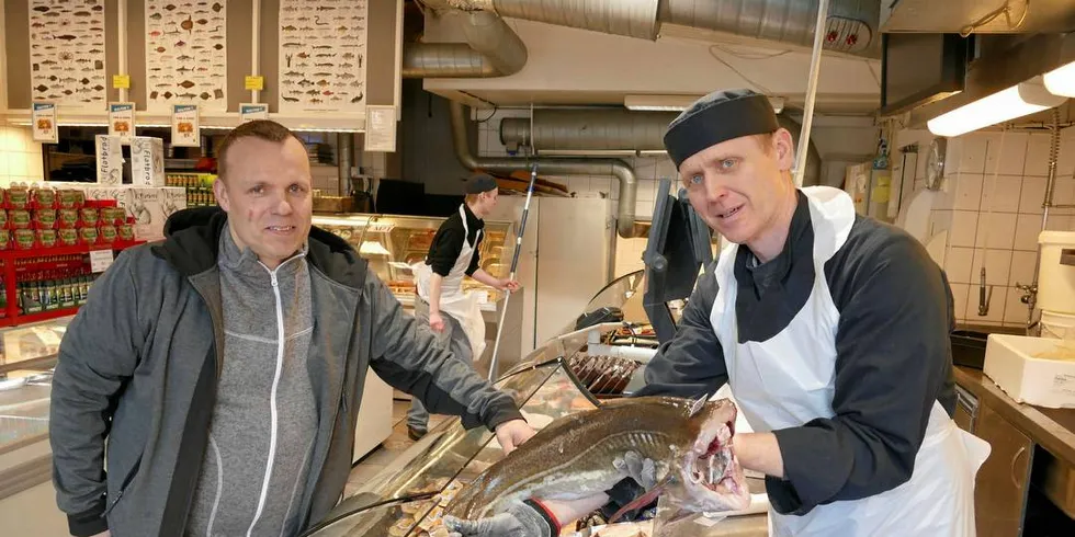 ÅRETS FISKEHANDLER: Innehaver Eirik Sundal (t.v.) og Svenn Olav Nettland i Strandkaien Fisk i Bergen.Foto: Ole Erik Klokeide