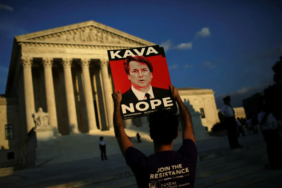 FBI-rapporten om Brett Kavanaugh vil trolig bli overlevert til Senatet i løpet av torsdagen. På bildet demonstrerer en person utenfor høyesterett mot nominasjonen av Kavanaugh.