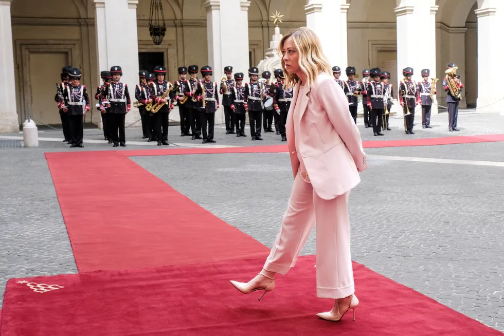 Italias statsminister Giorgia Meloni er populær. Her venter hun på Mahammad Mustafa, eldre for de palestinske selvstyremyndighetene.