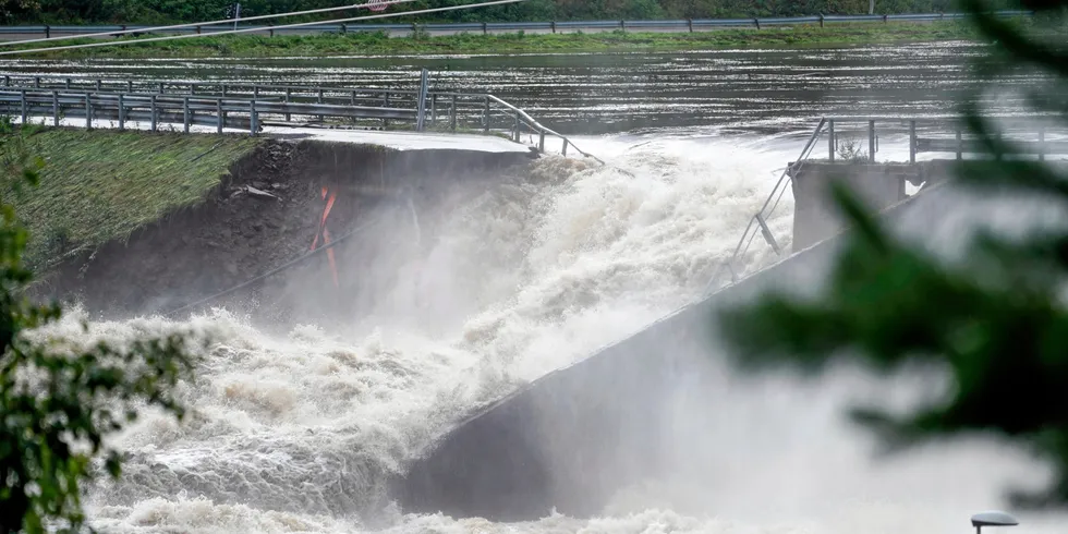Fyllingsdammen ved Braskereidfoss brister og vannet strømmer nedover Glomma.
