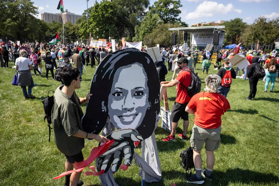 Propalestinske demonstranter gjør seg klare til å protestere i forbindelse med demokratenes landsmøte i Chicago.