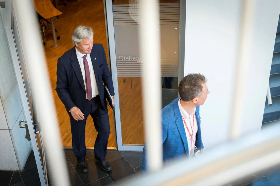 Norwegians toppsjef og største eier Bjørn Kjos (til venstre) har gjort helomvending og selger unna flere fly enn det markedet har ventet hittil. Her med kommunikasjonssjef Lasse Sandaker-Nielsen etter presentasjonen torsdag. Foto: Gunnar Lier