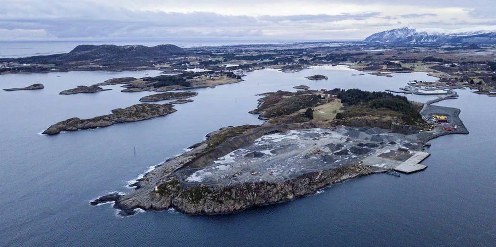 Salmon Evolution skal bygge landbasert matfiskanlegg steinbrudd på Indre Harøy i Fræna i Møre og Romsdal.