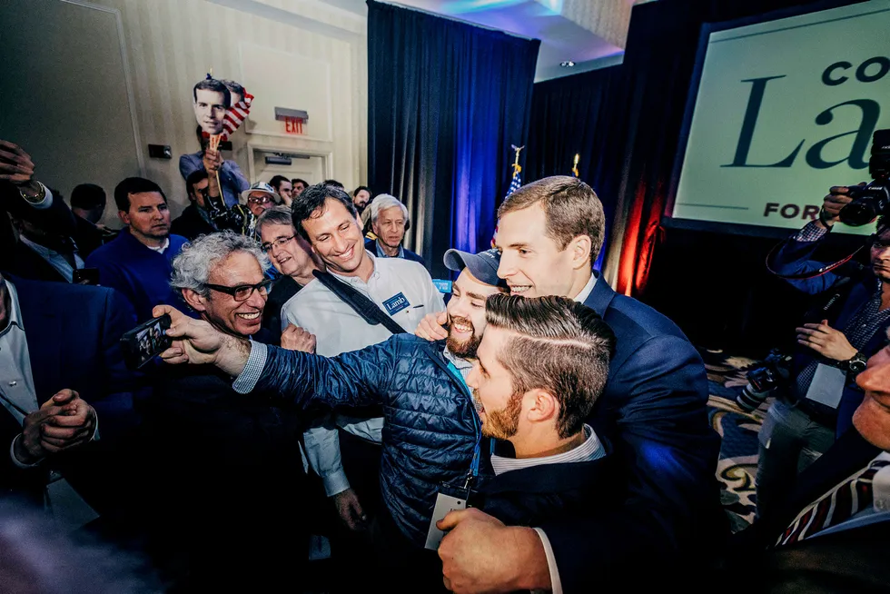 Etter seierstalen hilste Conor Lamb på velgere under valgvaken natt til onsdag, men snakket ikke med pressen. Foto: Johannes Worsøe Berg